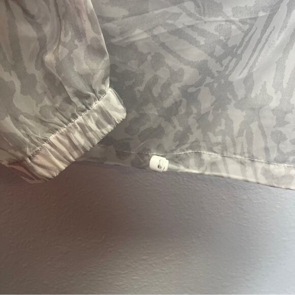 GOOD AMERICAN Icy Leopard Print Wind Breaker Jacket Athleisure Animal - Picture 7 of 13